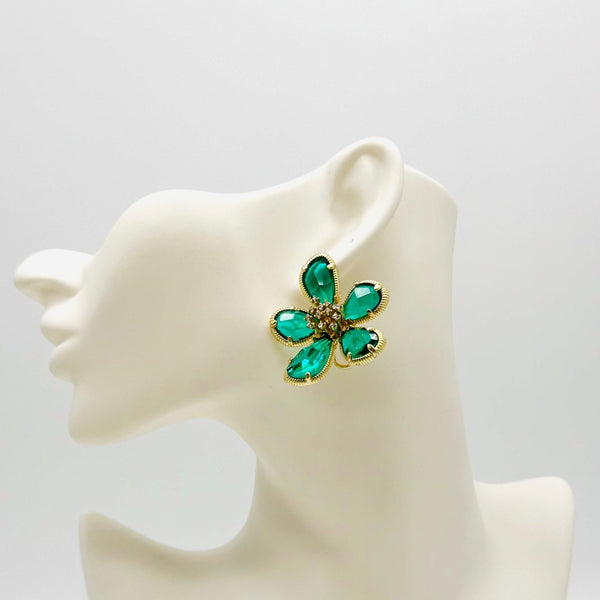 Handgemaakt statement oorbel green swarovski flower gold handgemaakt door MUZE earrings. Gratis geleverd binnen nederland en belgie.