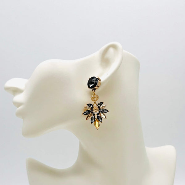 Handgemaakt statement oorbel grey champagne flower handgemaakt door MUZE earrings. Gratis geleverd binnen nederland en belgie.