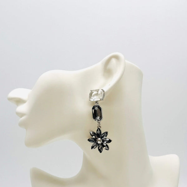 Handgemaakt statement oorbel grey swarovski flower handgemaakt door MUZE earrings. Gratis geleverd binnen nederland en belgie.