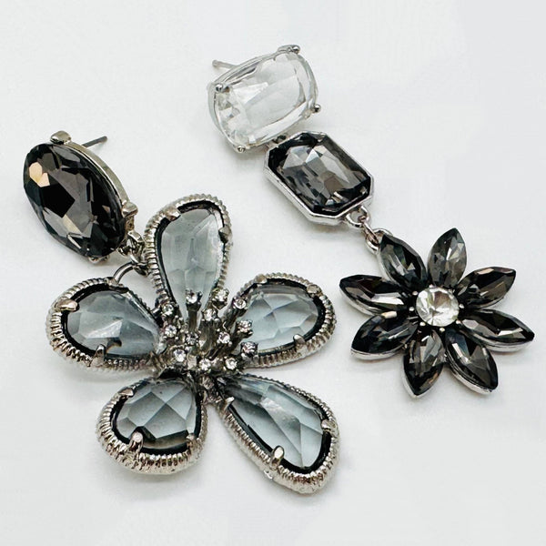 Handgemaakt statement oorbel grey swarovski flower handgemaakt door MUZE earrings. Gratis geleverd binnen nederland en belgie.