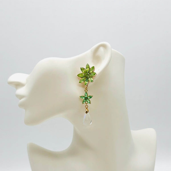 Handgemaakt statement oorbel light green flower handgemaakt door MUZE earrings. Gratis geleverd binnen nederland en belgie.