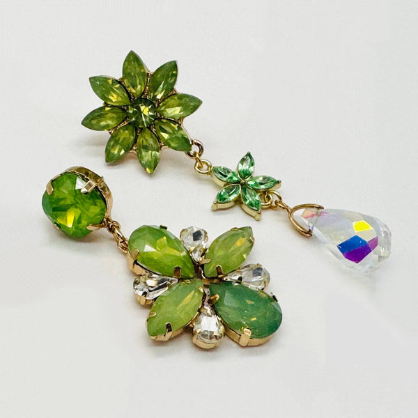 Handgemaakt statement oorbel light green flower handgemaakt door MUZE earrings. Gratis geleverd binnen nederland en belgie.