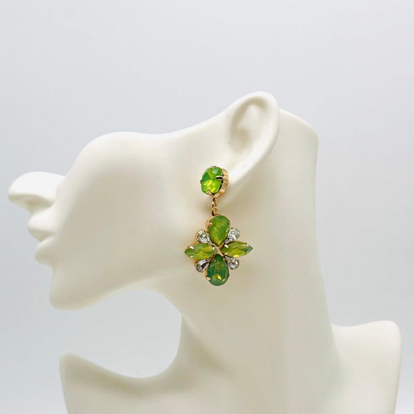 Handgemaakt statement oorbel light green flower handgemaakt door MUZE earrings. Gratis geleverd binnen nederland en belgie.