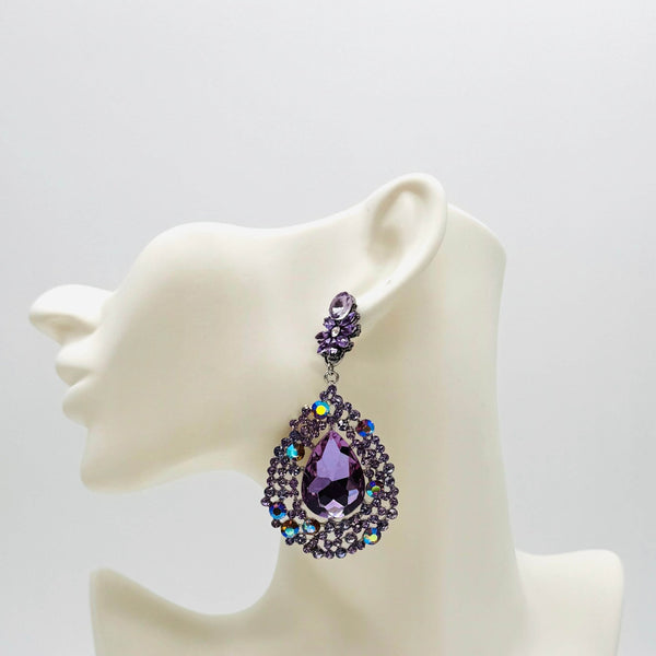 Handgemaakt statement oorbel lilac spring glam handgemaakt door MUZE earrings. Gratis geleverd binnen nederland en belgie.