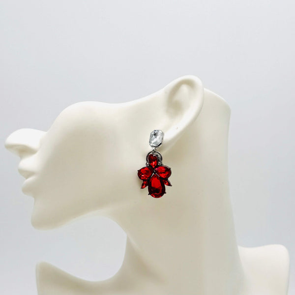 Handgemaakt statement oorbel red flower spring silver handgemaakt door MUZE earrings. Gratis geleverd binnen nederland en belgie.