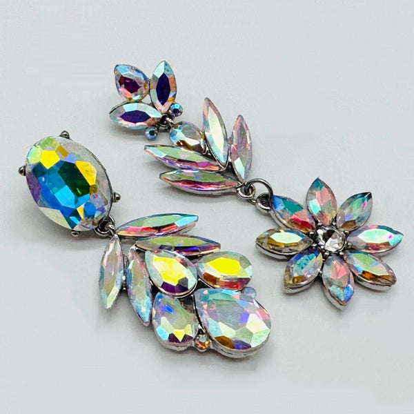 Handgemaakt statement oorbel white ab spring dream handgemaakt door MUZE earrings. Gratis geleverd binnen nederland en belgie.