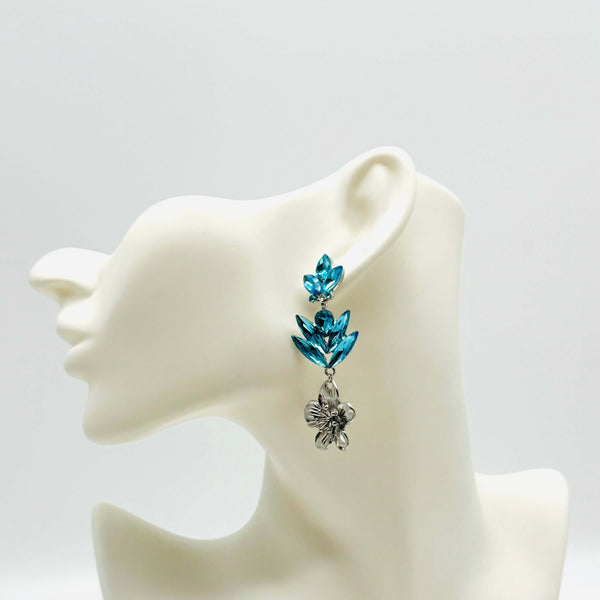 Handgemaakt statement oorbel earrings aqua butterfly handgemaakt door MUZE earrings. Gratis geleverd binnen nederland en belgie.