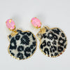 Handgemaakt statement oorbel clips pink leopard shell handgemaakt door MUZE earrings. Gratis geleverd binnen nederland en belgie.