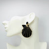Handgemaakt statement oorbel earrings black strass cockle handgemaakt door MUZE earrings. Gratis geleverd binnen nederland en belgie.