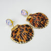 Handgemaakt statement oorbel earrings lilac leopard shell handgemaakt door MUZE earrings. Gratis geleverd binnen nederland en belgie.