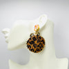 Handgemaakt statement oorbel earrings orange leopard shell handgemaakt door MUZE earrings. Gratis geleverd binnen nederland en belgie.