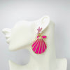 Handgemaakt statement oorbel earrings pearl pink cockle handgemaakt door MUZE earrings. Gratis geleverd binnen nederland en belgie.