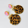 Handgemaakt statement oorbel earrings pink leopard shell handgemaakt door MUZE earrings. Gratis geleverd binnen nederland en belgie.
